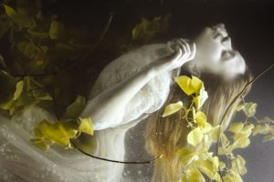 המלאכית הקטנה יוצאת מקברה